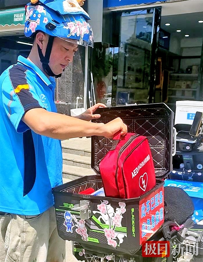 记者采访了Zhang Baojian的交付。他总是把