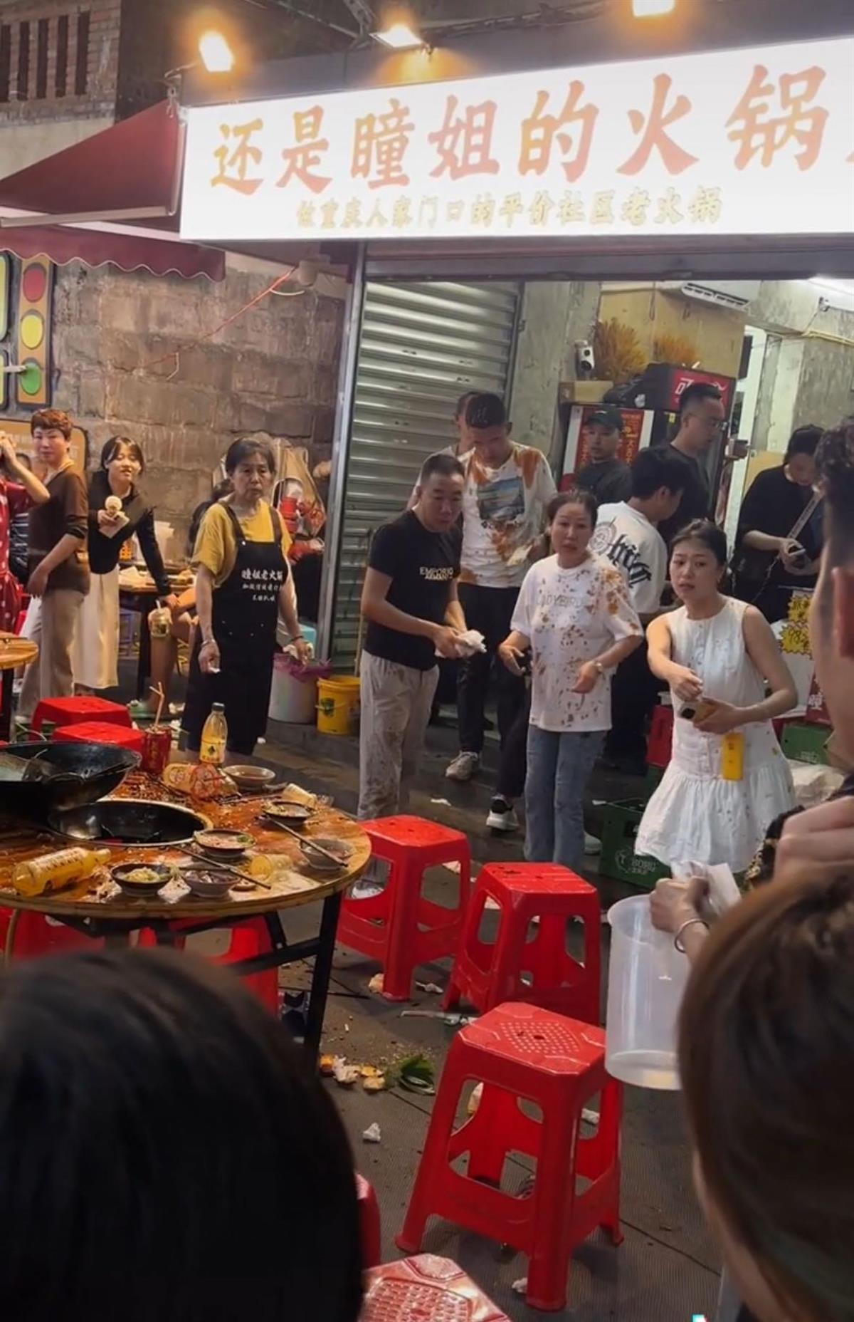“ 9个人是猫从热锅中掉下来后的猫烫伤”，所涉
