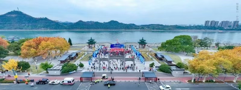 宜昌市冬泳协会承办的“宜昌冬季长江抢渡赛”.jpg