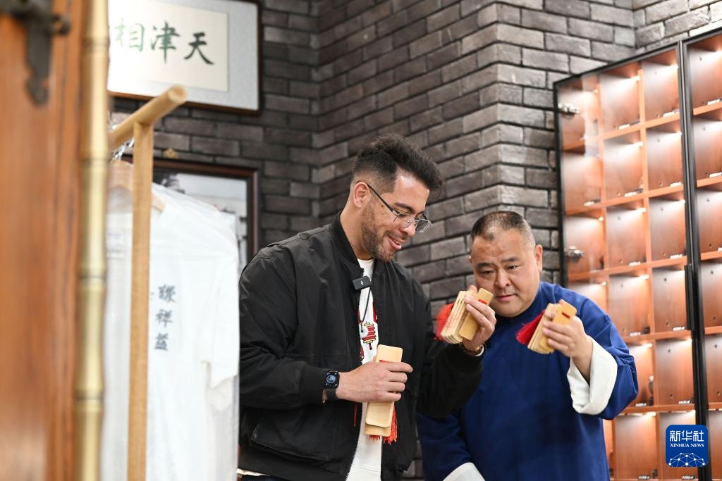 串扰西班牙和外国老师之间的爱