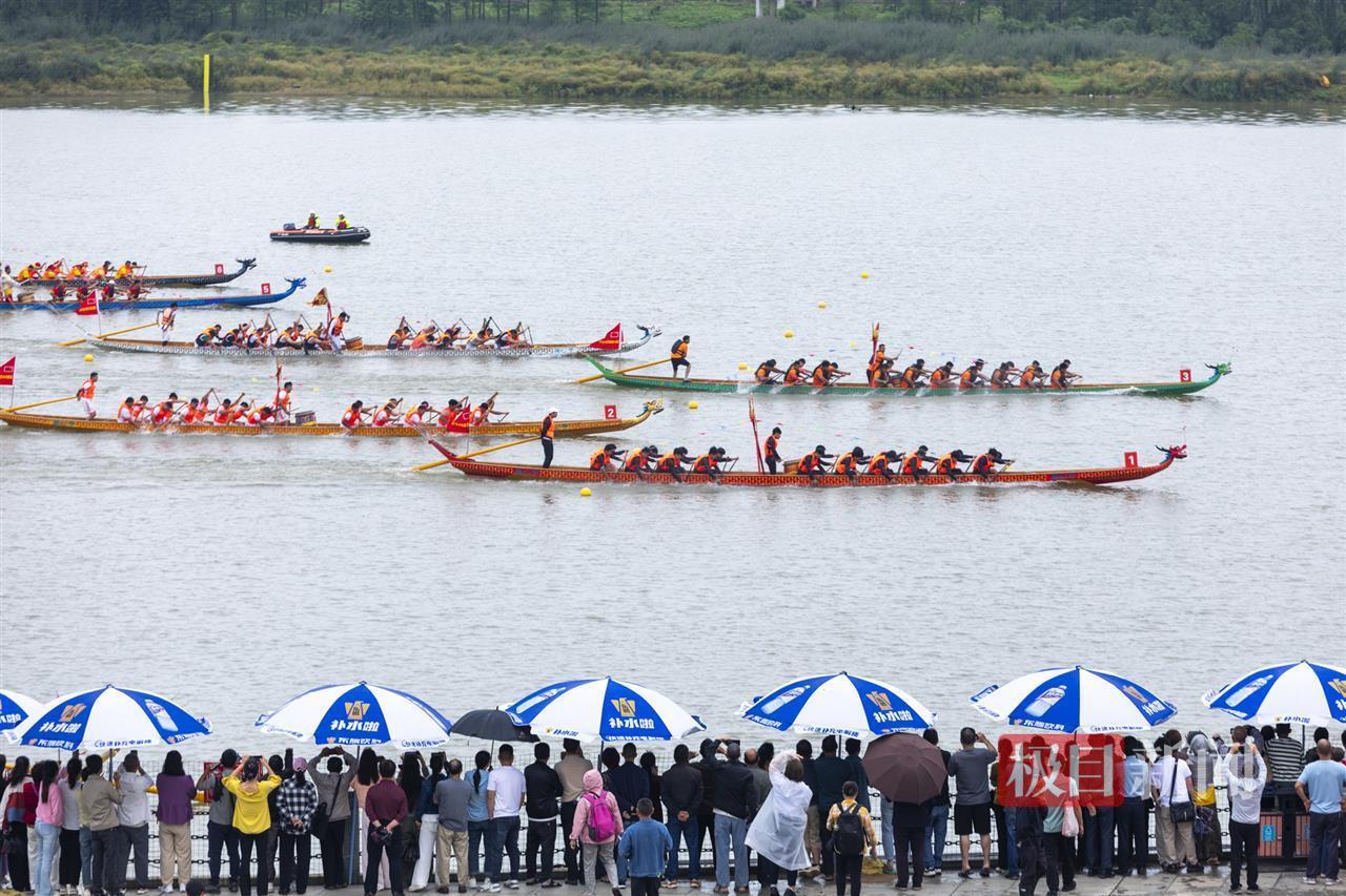 Hunan Miluo第二龙船超级联赛（本地小组）开始，两