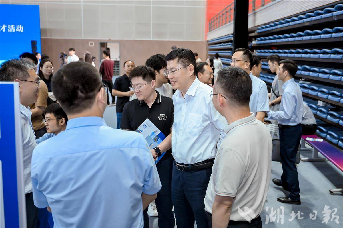 湖北拥有110多个单位，去南京招募人才，吸引了