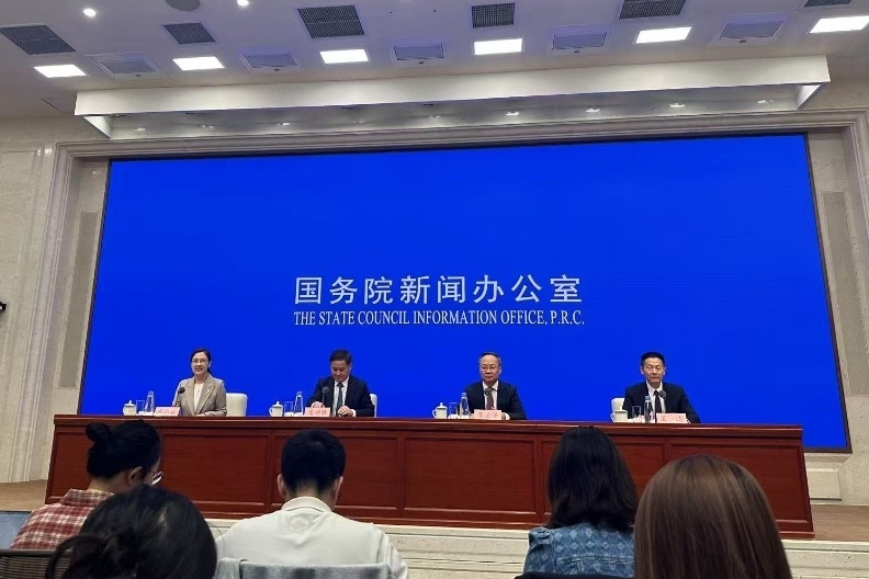 大量的金融政策强烈发布。本文约束州信息办公