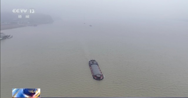 POY湖水水平超过8个月后破裂12米的干水线