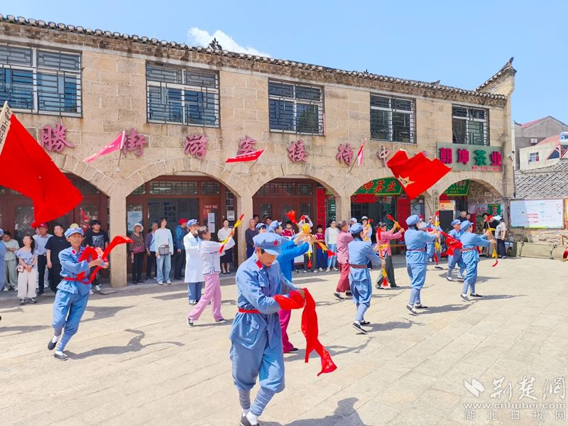 观看红色戏剧，享受当地习俗，并扮演明确的文