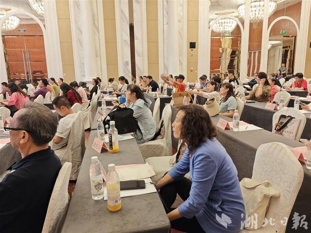 Qujing Yunnan向Wuhan的人们发表了邀请,并花了一个