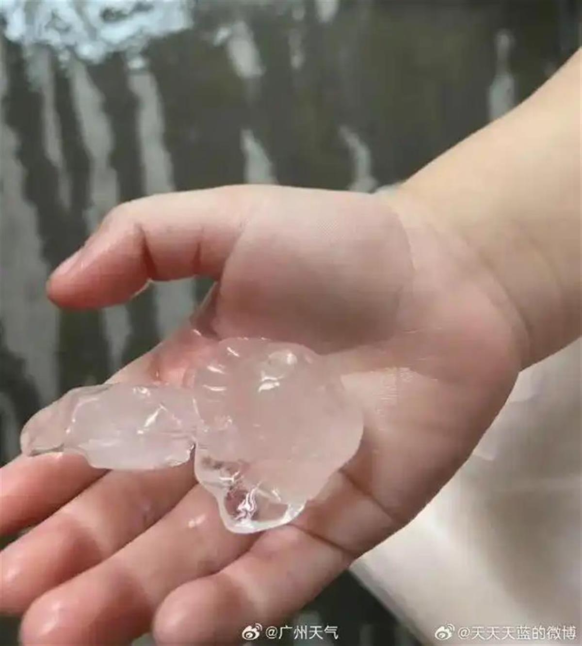 广州突发冰雹雷雨气候，白云机场多个航班产生延误，有的已撤销