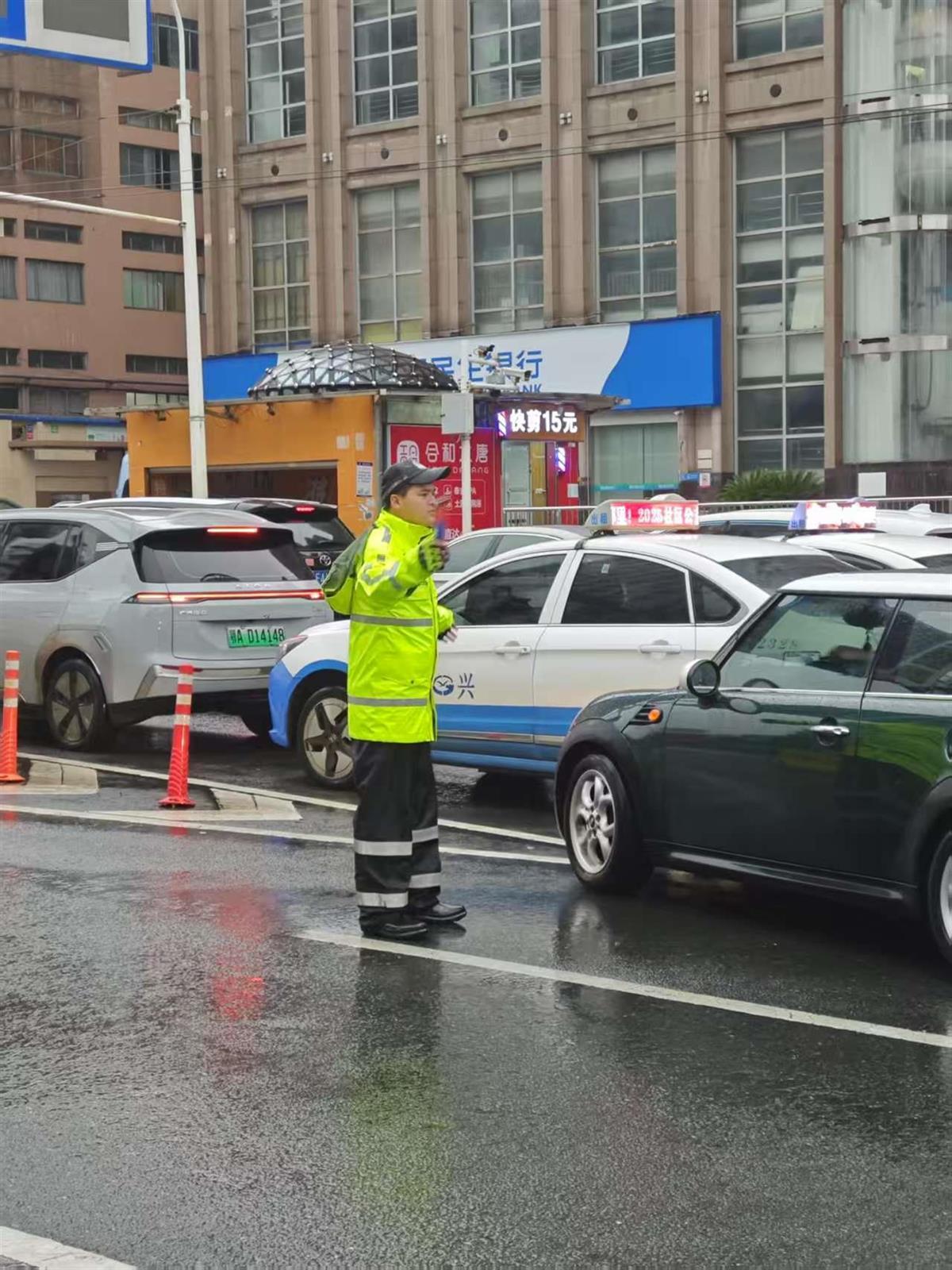 端午节将迎大暴雨、降温！武汉交警发布紧迫出行提示