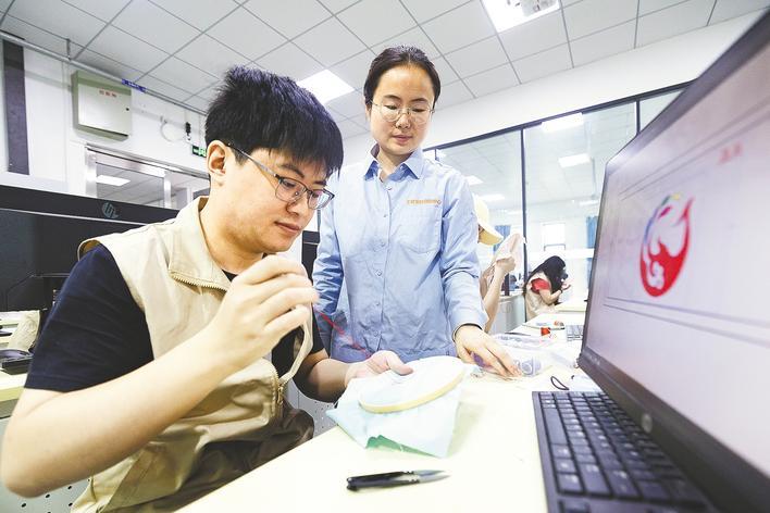 “非遗+科技”走进大学讲堂 大学生绣郎飞针走线