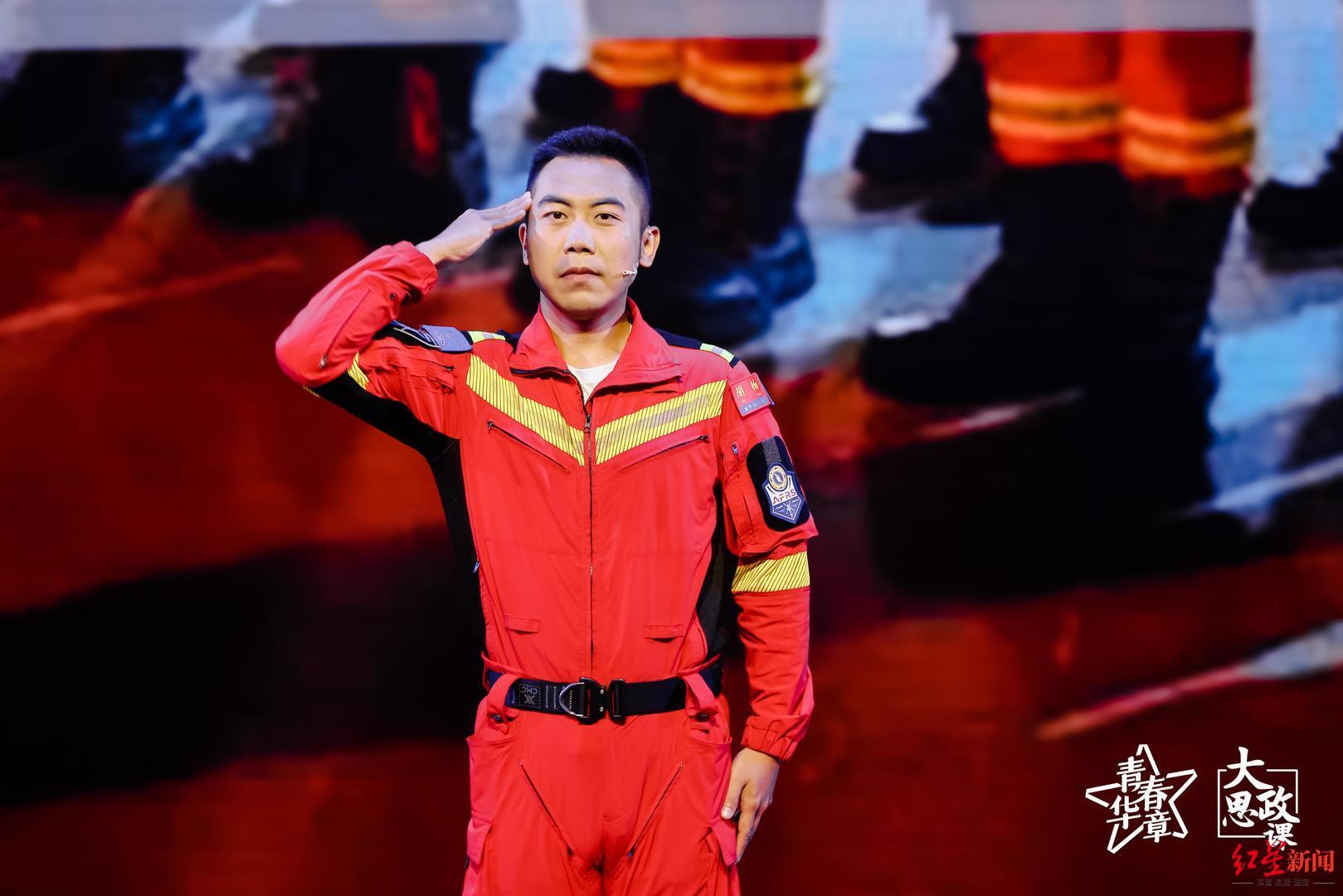 这位消防员有18年的危险，解释了“最佳逆行”在