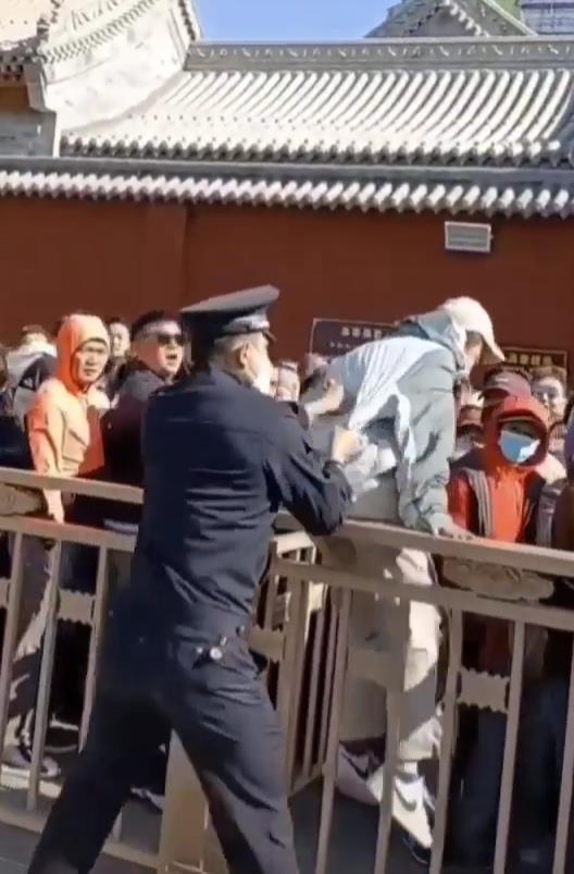 有人爬上了Wutai山的栏杆，冲上了线。警