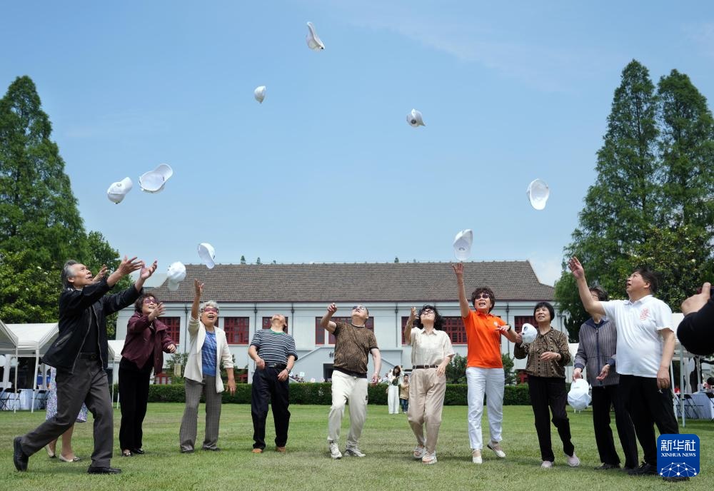 福丹大学庆祝其成立12周年