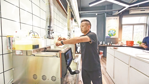 汉族生产烹饪机器人“为纽约市长的宴会