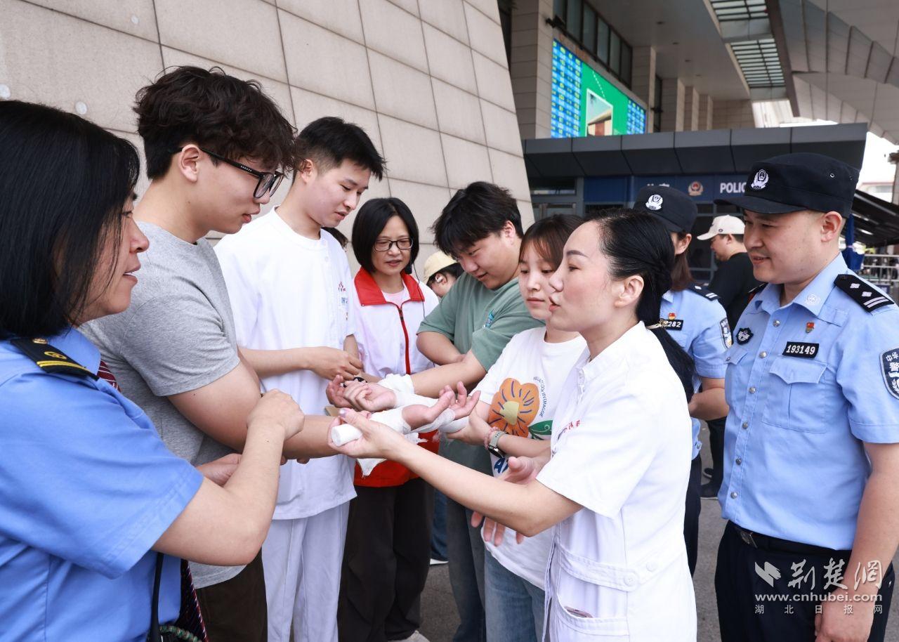 迎候国际红十字日：武汉铁路警方教授自救互救技术