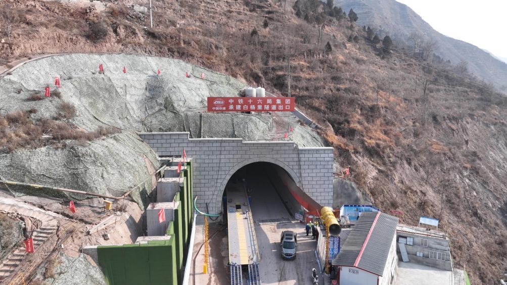 在五月假期里，全国许多地铁的主要铁路项目的