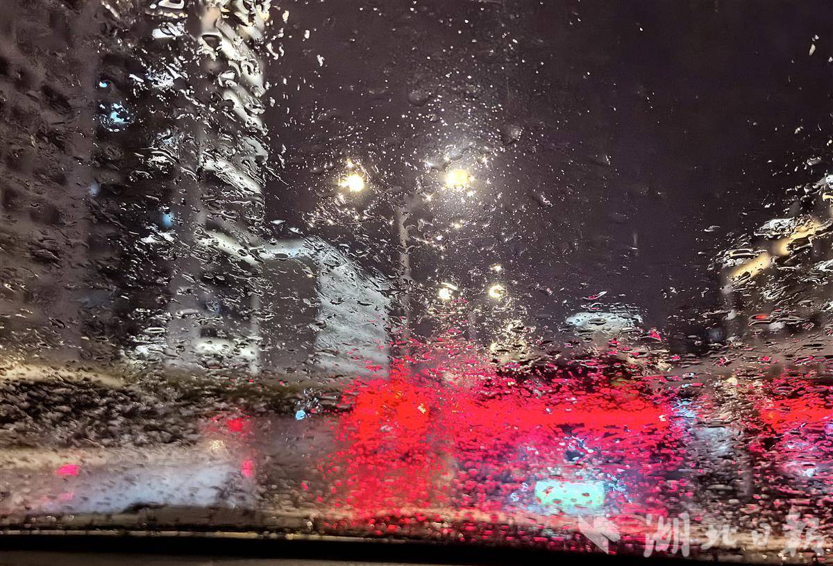 大雨袭来，武汉的Erqi长江大桥的可见度很低