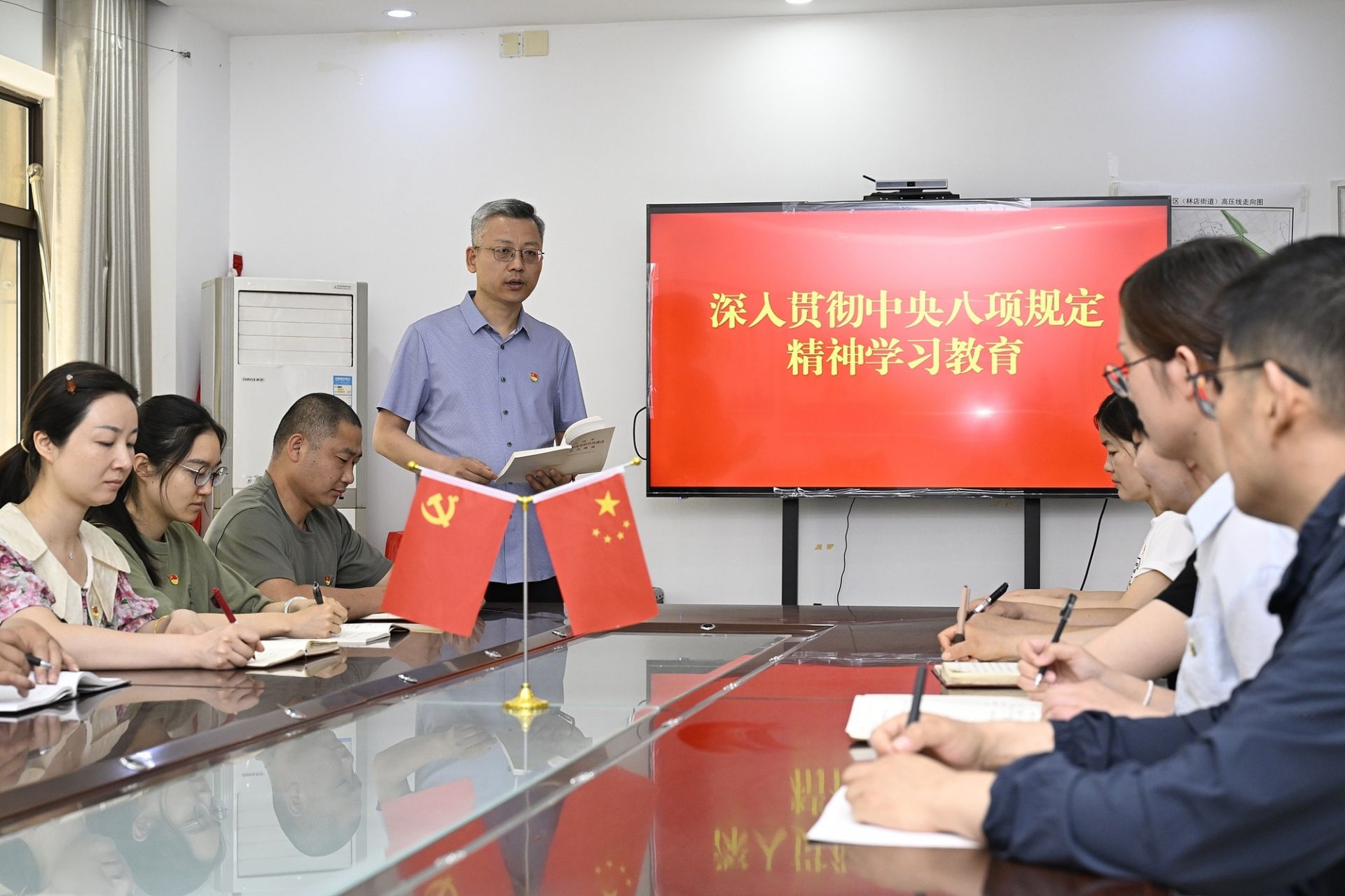 【中国的广播和电视评论】实施新的经济法规，显示了人们的管理性质