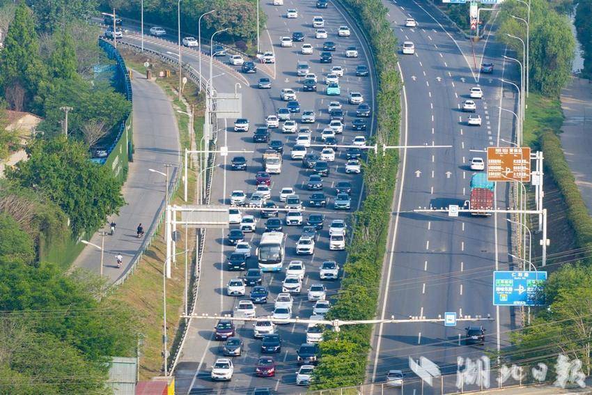 “五一”小长假首日 公路出行客流进入顶峰