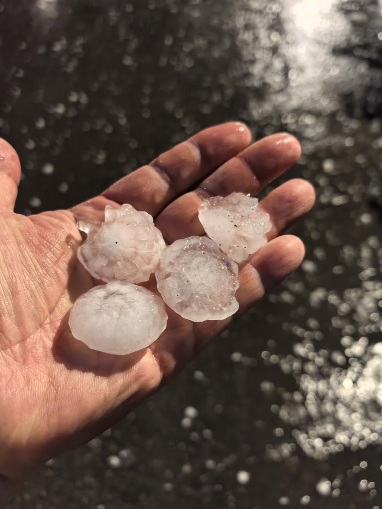 在白天和晚上冰雹？气象部门回应了降雨的原因