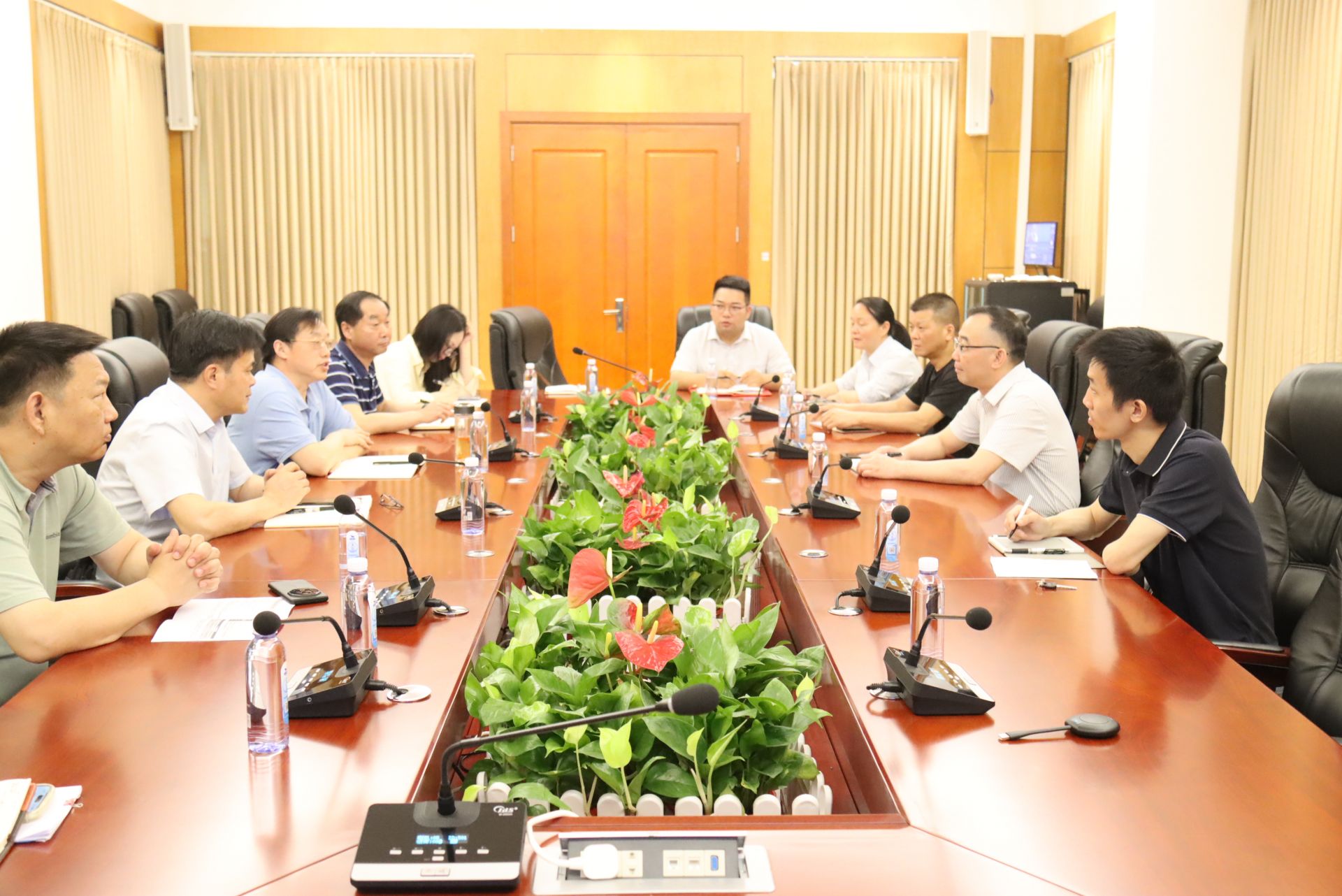 咸宁市政银联合调研纾困外贸企业行稳致远
