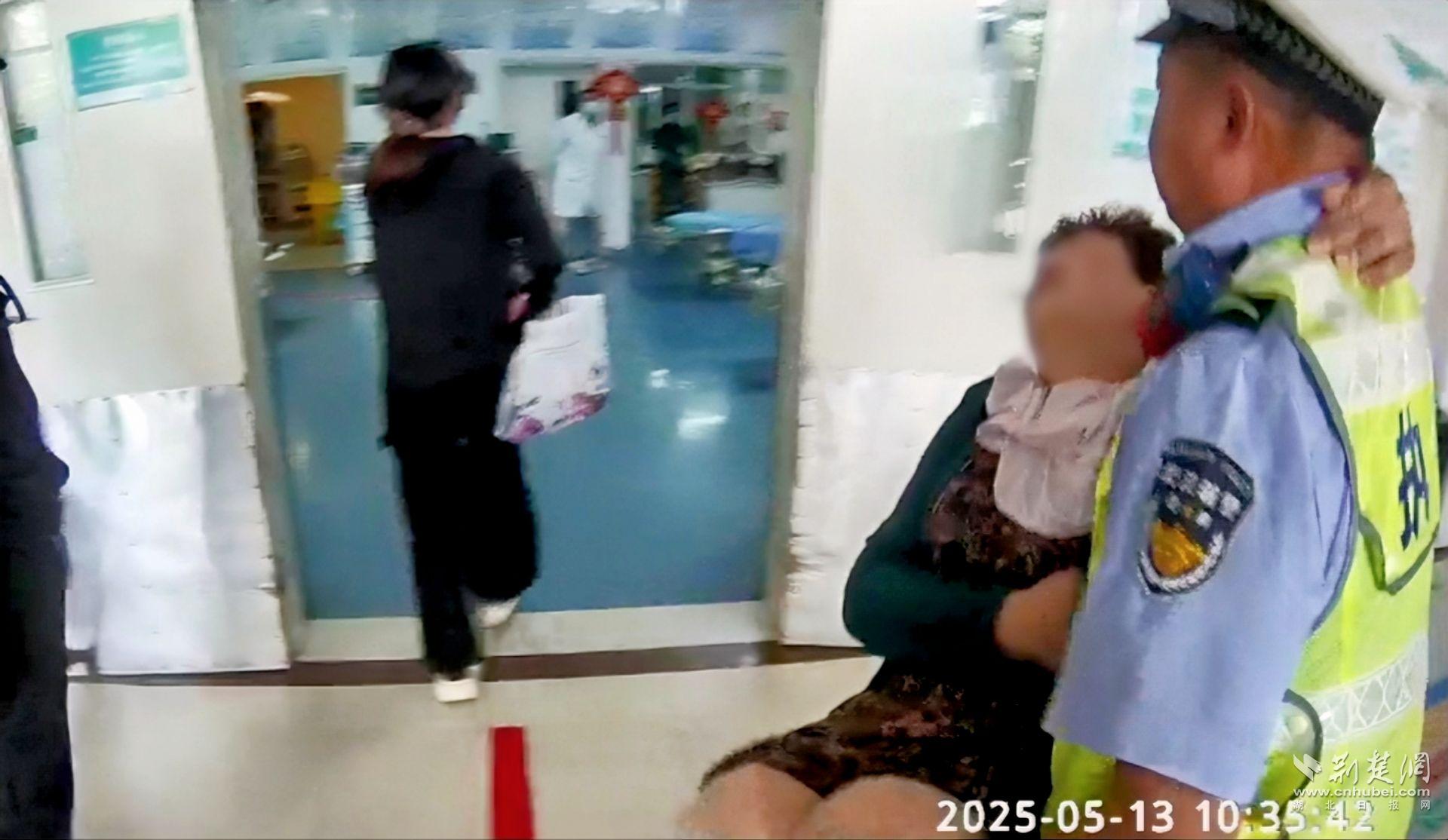一名60岁的男子倒塌了，辅助Caidian警察立即成为“临时家庭成员”