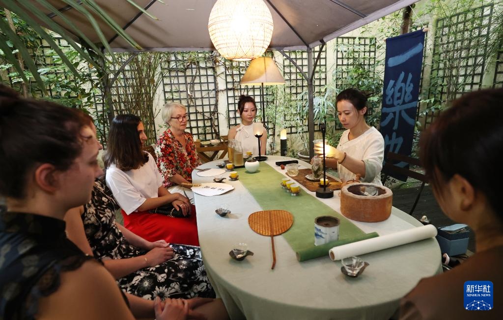 镜头连中外丨左手咖啡右手茶两杯饮品折射出的文化交流(图2)