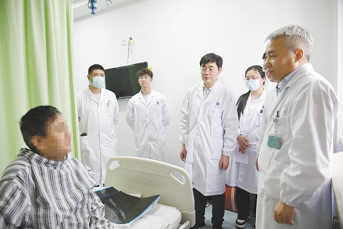 脊柱骨科手术后，我能够将身体拉直到讲台上。