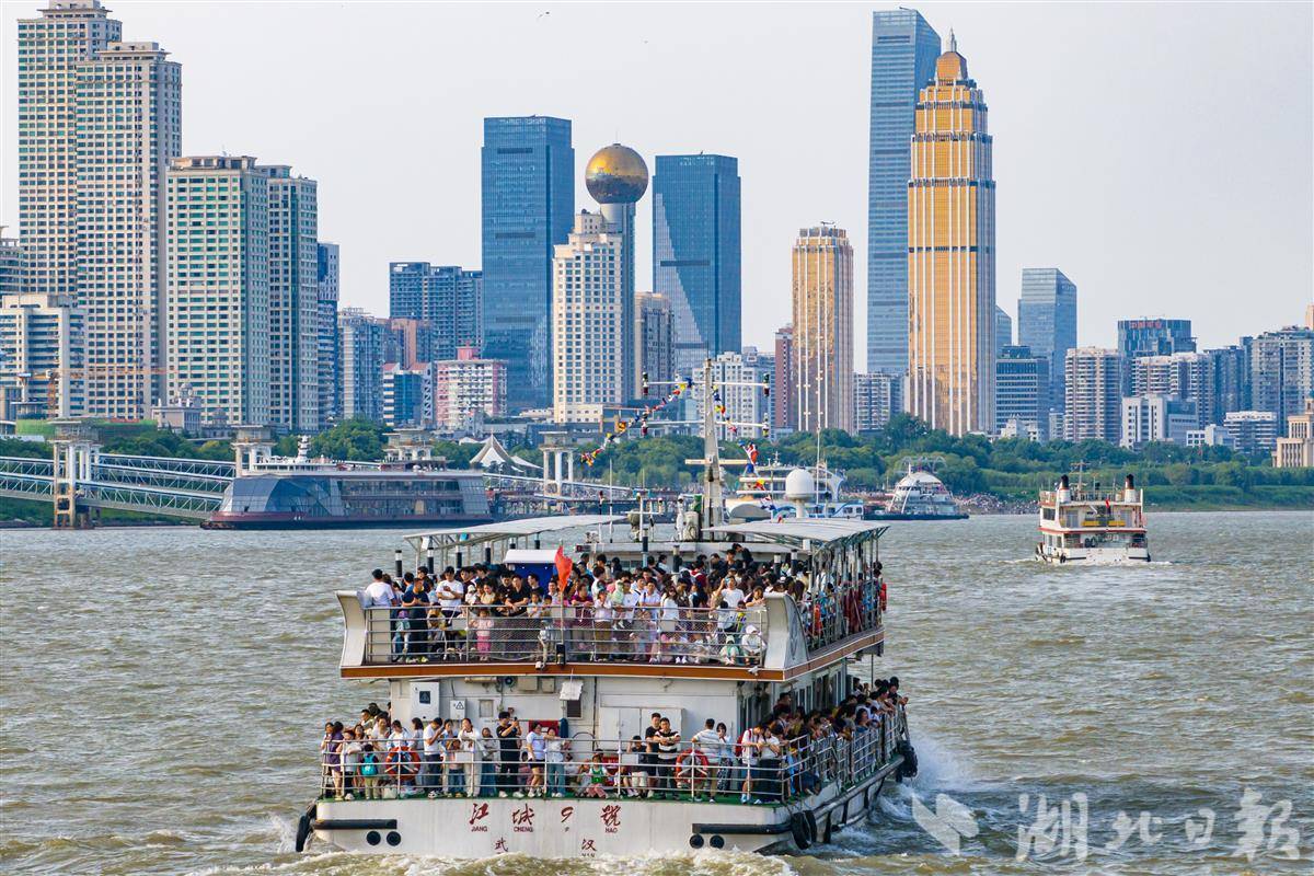 扬兹河的乘船游览武汉！ Wuhan Liangjiang Tour usher
