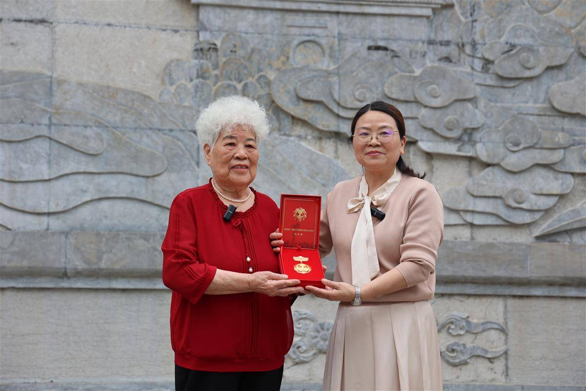 九旬白叟向钟祥捐献原子弹爆破成功60周年纪念章