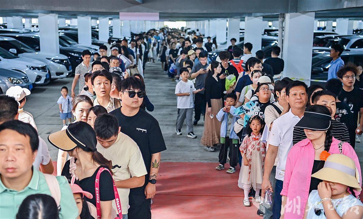 清江画廊客流于3日达顶峰，当日暂停售票