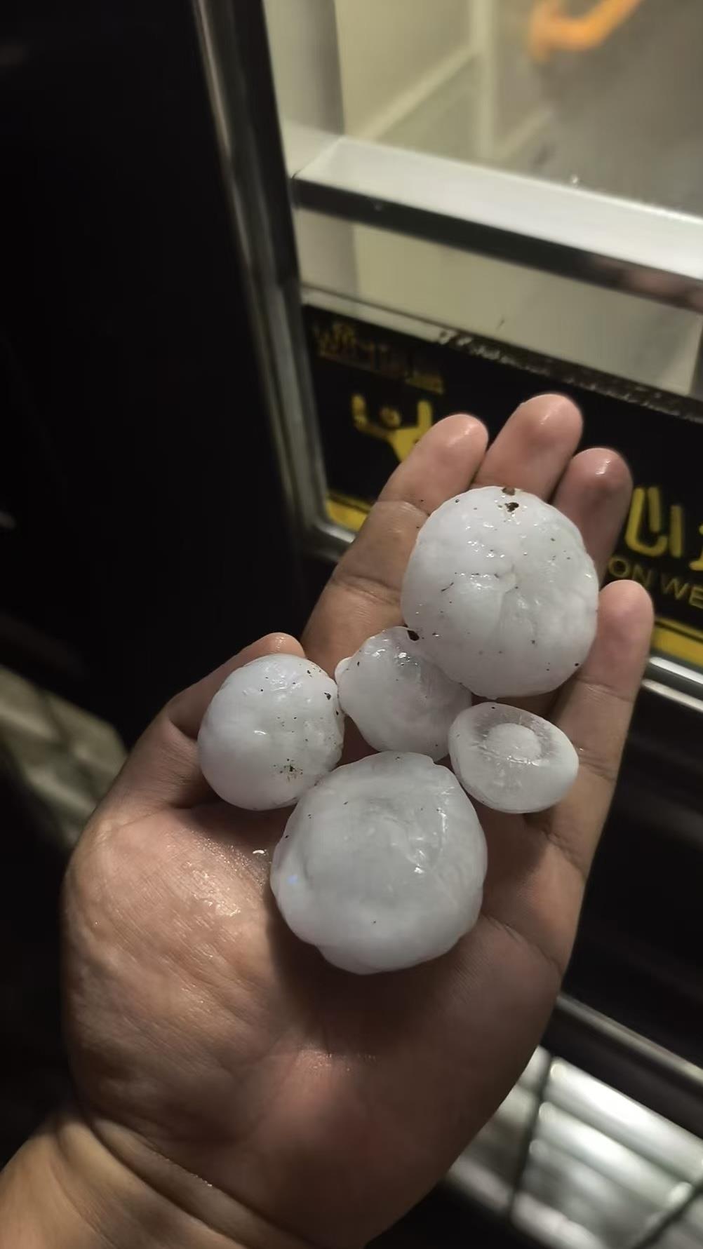 突然,北京的许多地方下雨:直径超过4厘米,因