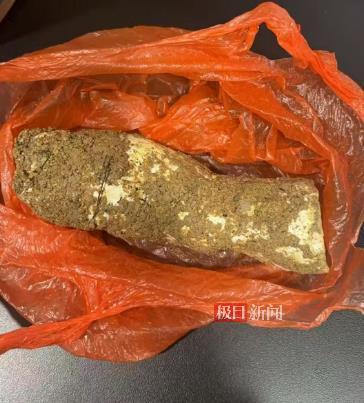广东在海尤恩市的四个祖父母和孙子在不小心吃
