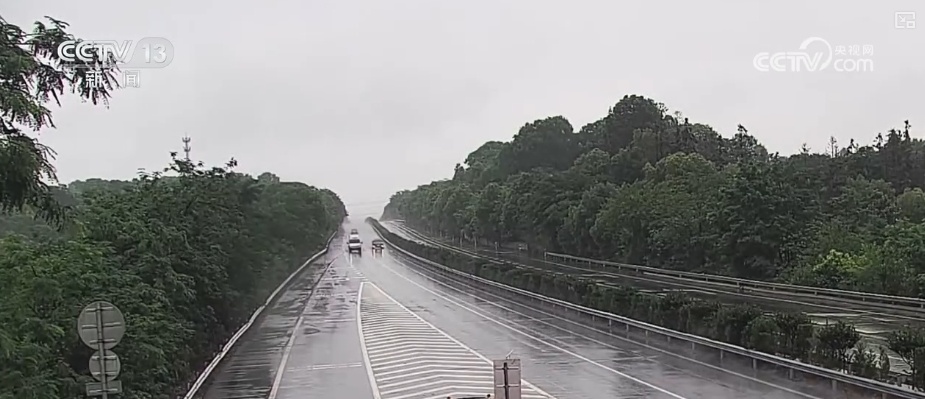 在雨天开车时要小心。在下雨天开车时应该注意