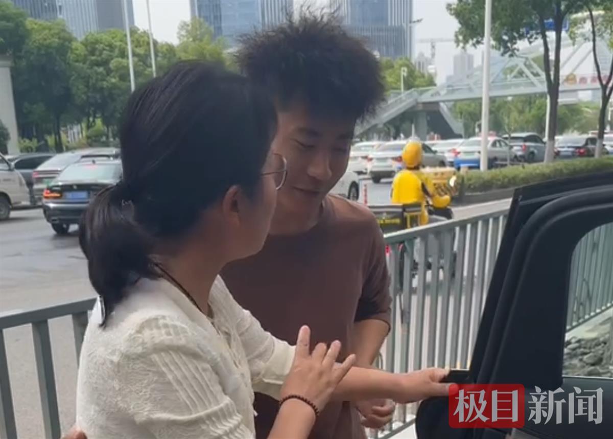 九游娱乐文化：打工小伙租奔驰接父母来汉过五一：让妈妈坐坐豪车看看我奋斗的城市(图2)