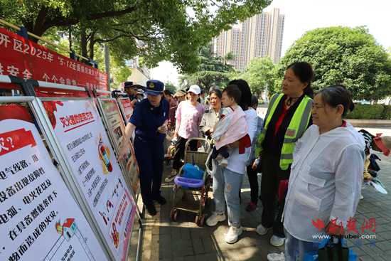Ezhou火灾保护和许多部门正在进行“ 5.12”日防火