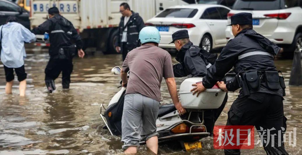 狂风暴雨中，那一抹“藏蓝”格外耀眼