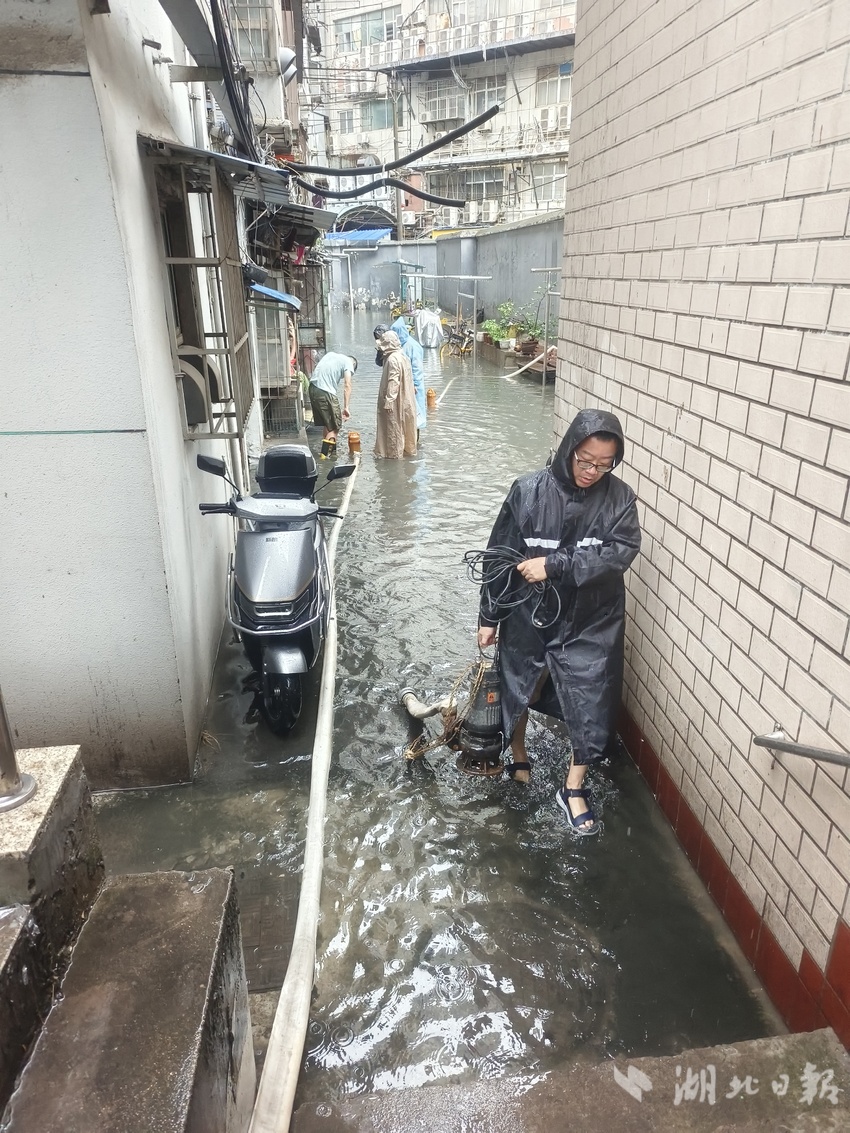 在强风暴中阻塞和运河，Qiaokou确保居民的旅行安
