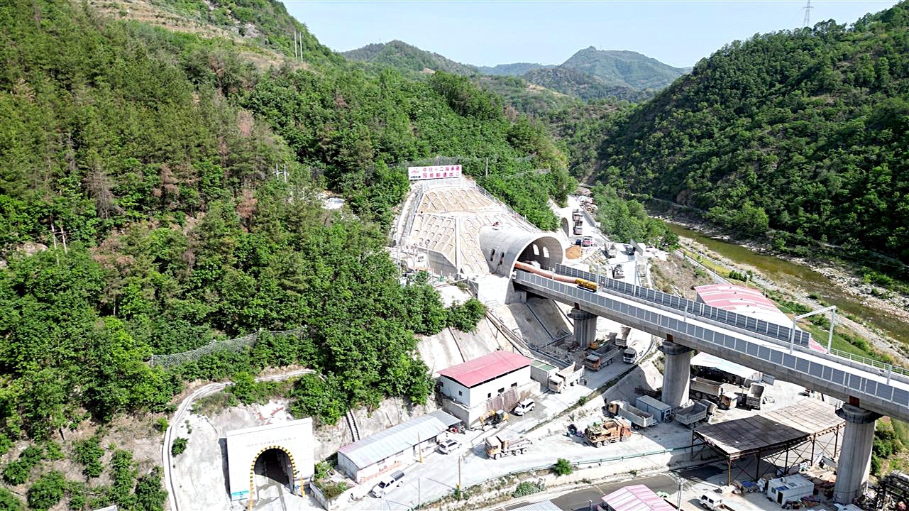 一日贯穿两座地道 西十高铁有望下一年注册 武汉至西安3小时可达