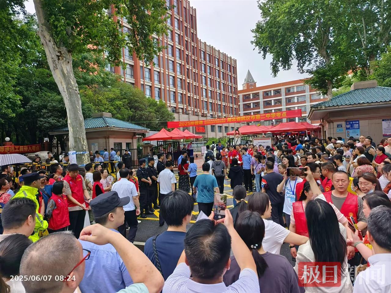 武汉学校的老师正在热门