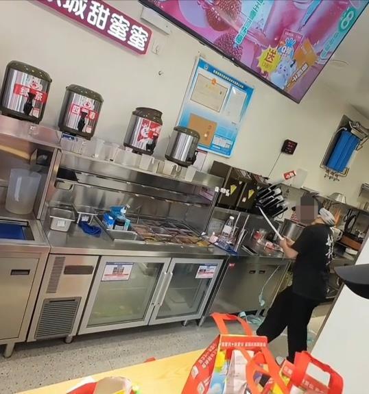 蜜雪冰城一女店长遇爆单忙到溃散声泪俱下？门店：她没啥事，跟家人吵架了