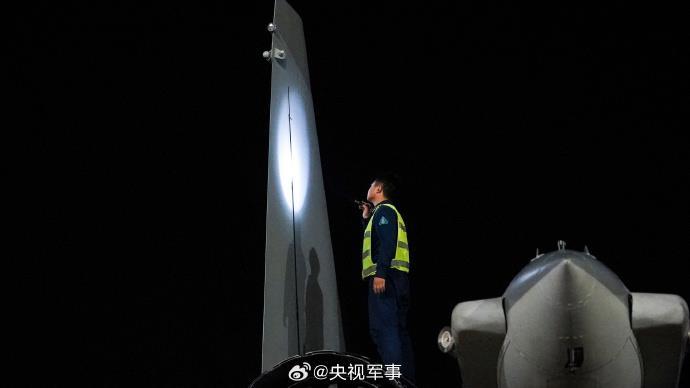 光影好绝！战鹰升空高飞暗夜反击
