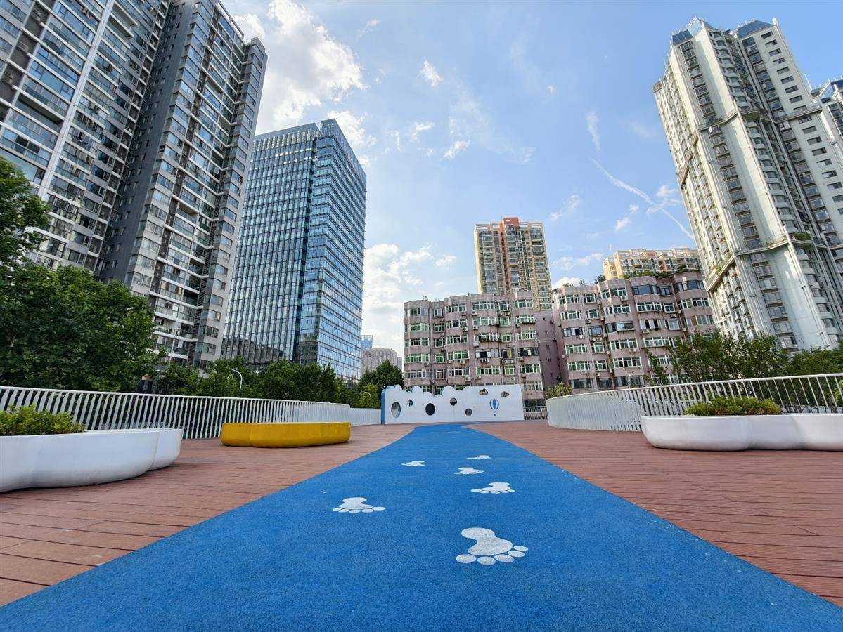 停车场建于物理花园中，并将372个新的地下泊位