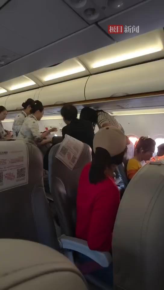 万米高空年青男人大喊一声倒地不起，前排女子翻座椅3分钟紧迫心肺复苏缓解病况