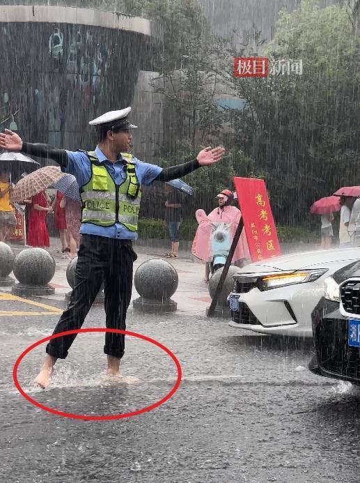 益阳一辅警暴雨中赤脚引导交通，这是他第三次为高考护航
