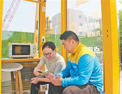 人民日报调查
：杭州一干部送外卖60天，调研骑手实在需求