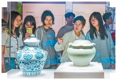 文化关系中的颜色融入了年轻人的日至日服装。