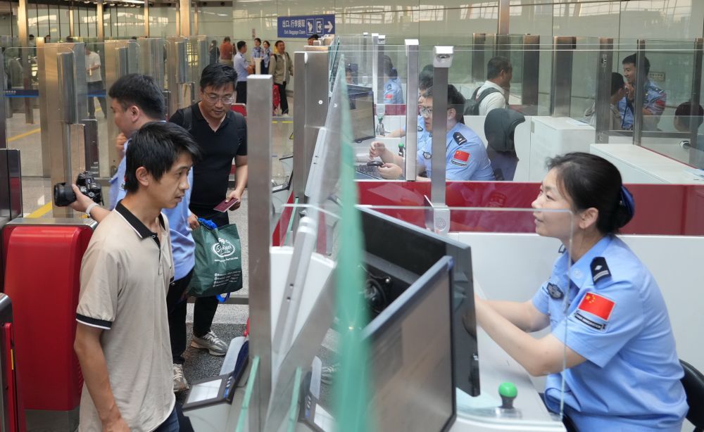 一批自伊朗撤离中国公民乘航班抵京