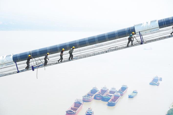 200米高空，双柳长江大桥扎上“钢铁辫” 168股钢铁“发束”被梳成直径98厘米的主缆