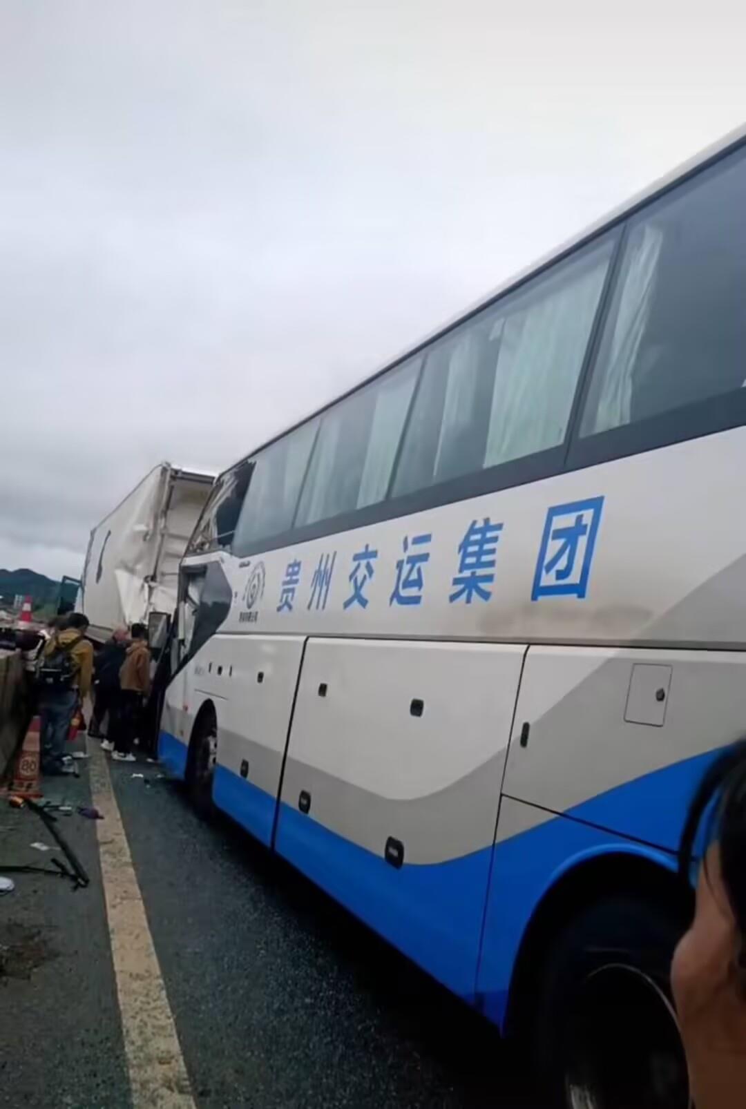 一辆远程大客车途经江西时撞车，运送局：正处理