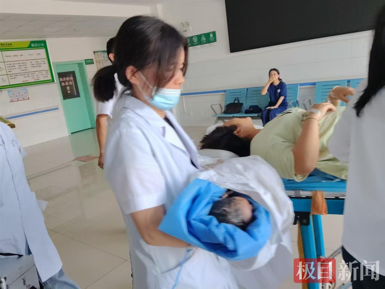 腹痛就诊竟是临产在即！女子骑电瓶车到卫生院，一小时诞下“意外”二宝